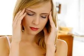 mujer con dolor de cabeza